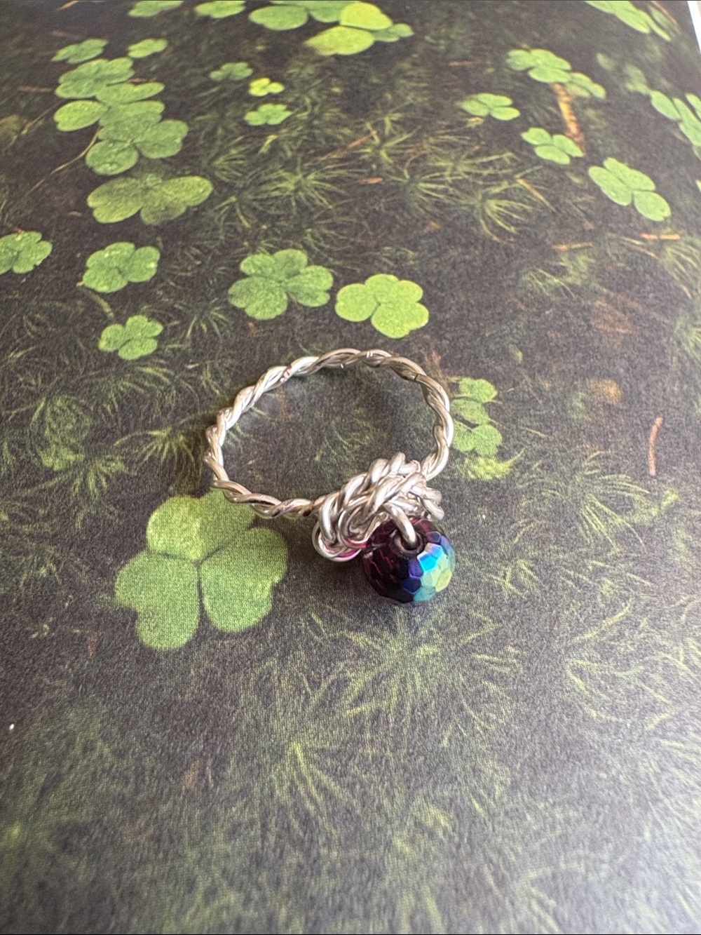 NWOT Silver Plated Twisted Band Ring with Iridescent Bead Size 5.5